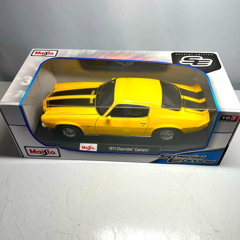 1971 Chevrolet Camaro 1:18 Diecast Yellow Black Stripes Maisto Special Edition